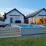 Ironhill Apartmanhaz 公寓 *